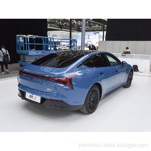 Nezha S 2022 pure electric 650 four-wheel drive large version REEV cars on sale in China